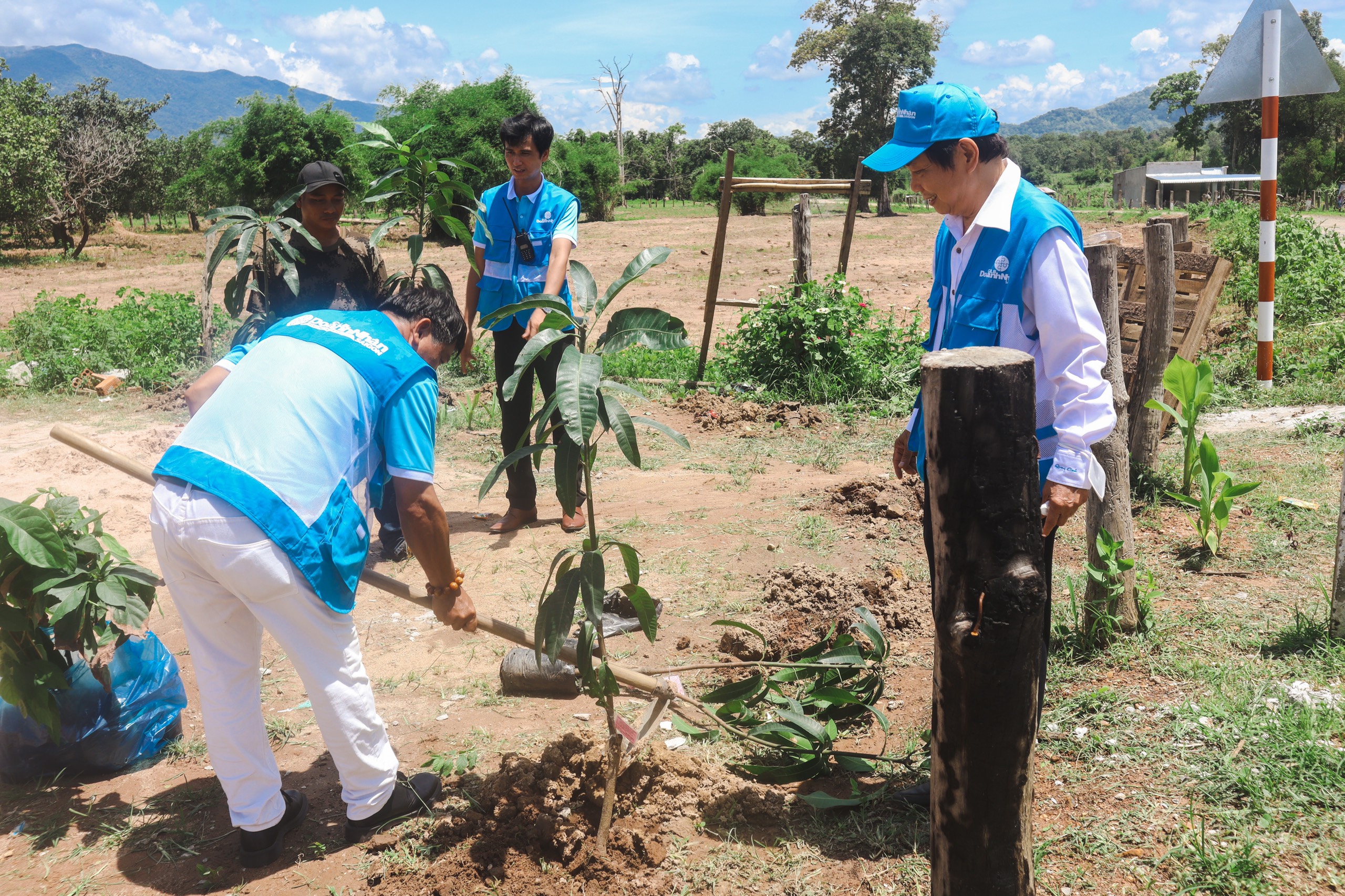 CLB Doanh nhân Sài Gòn trồng cây xanh